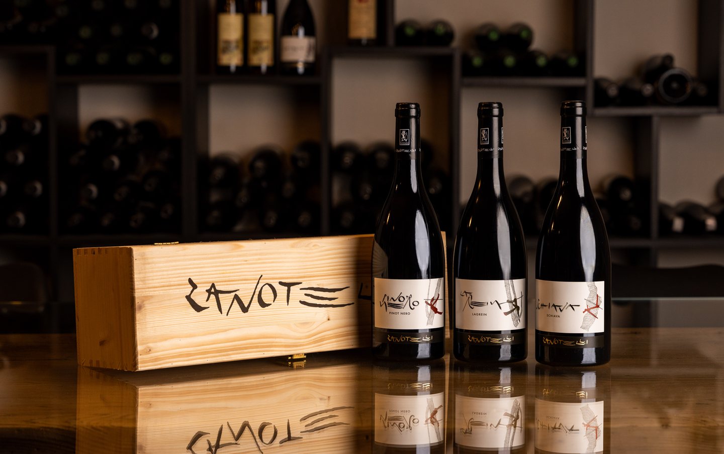 Bottiglie di vino Zanotelli in cantina
