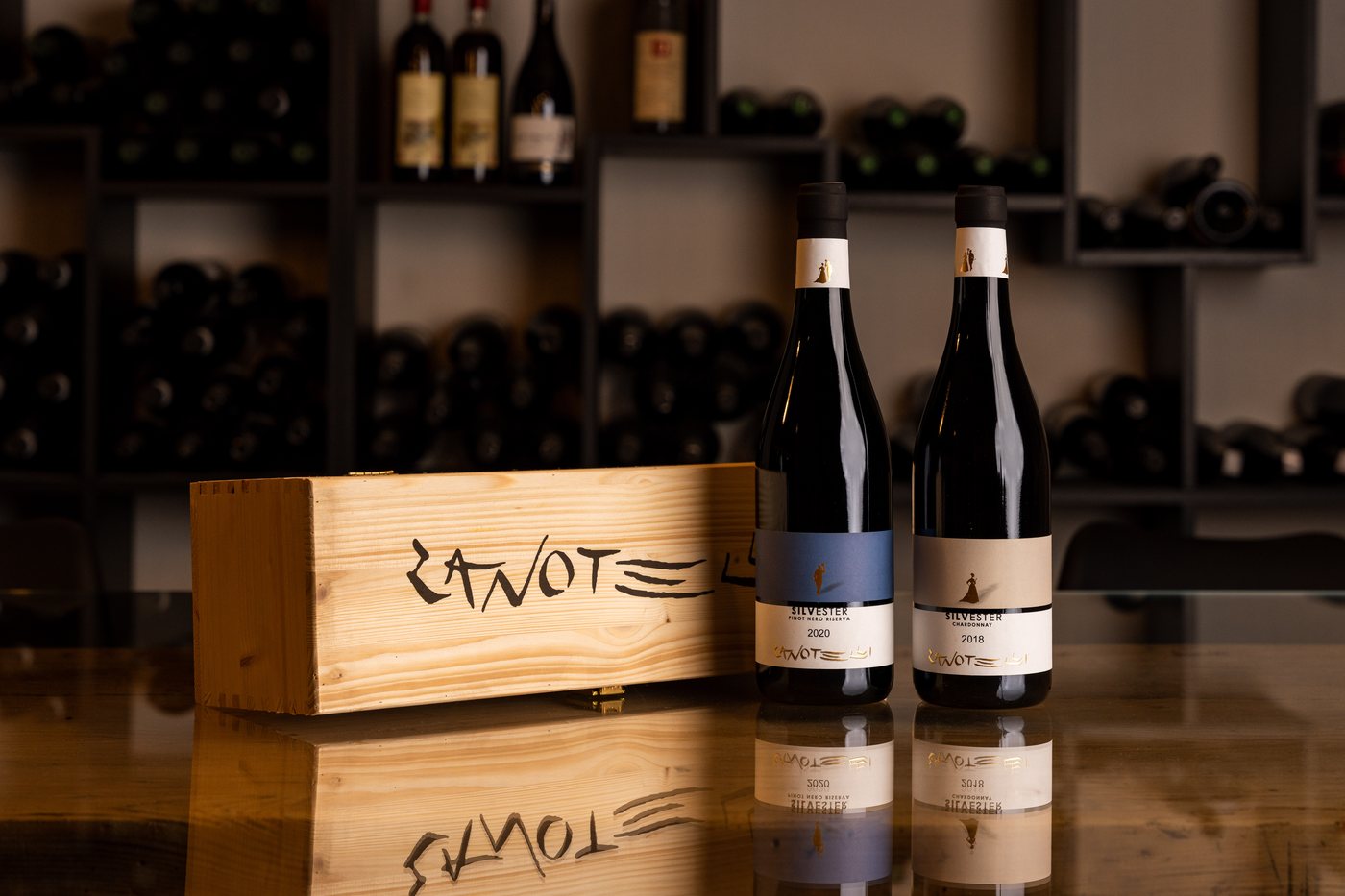 Silvester Chardonnay e Pinot Nero accanto alla cassetta di legno Zanotelli