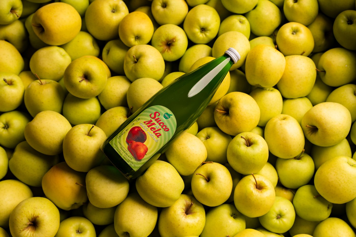 Bottiglia di succo di mela Zanotelli tra le mele