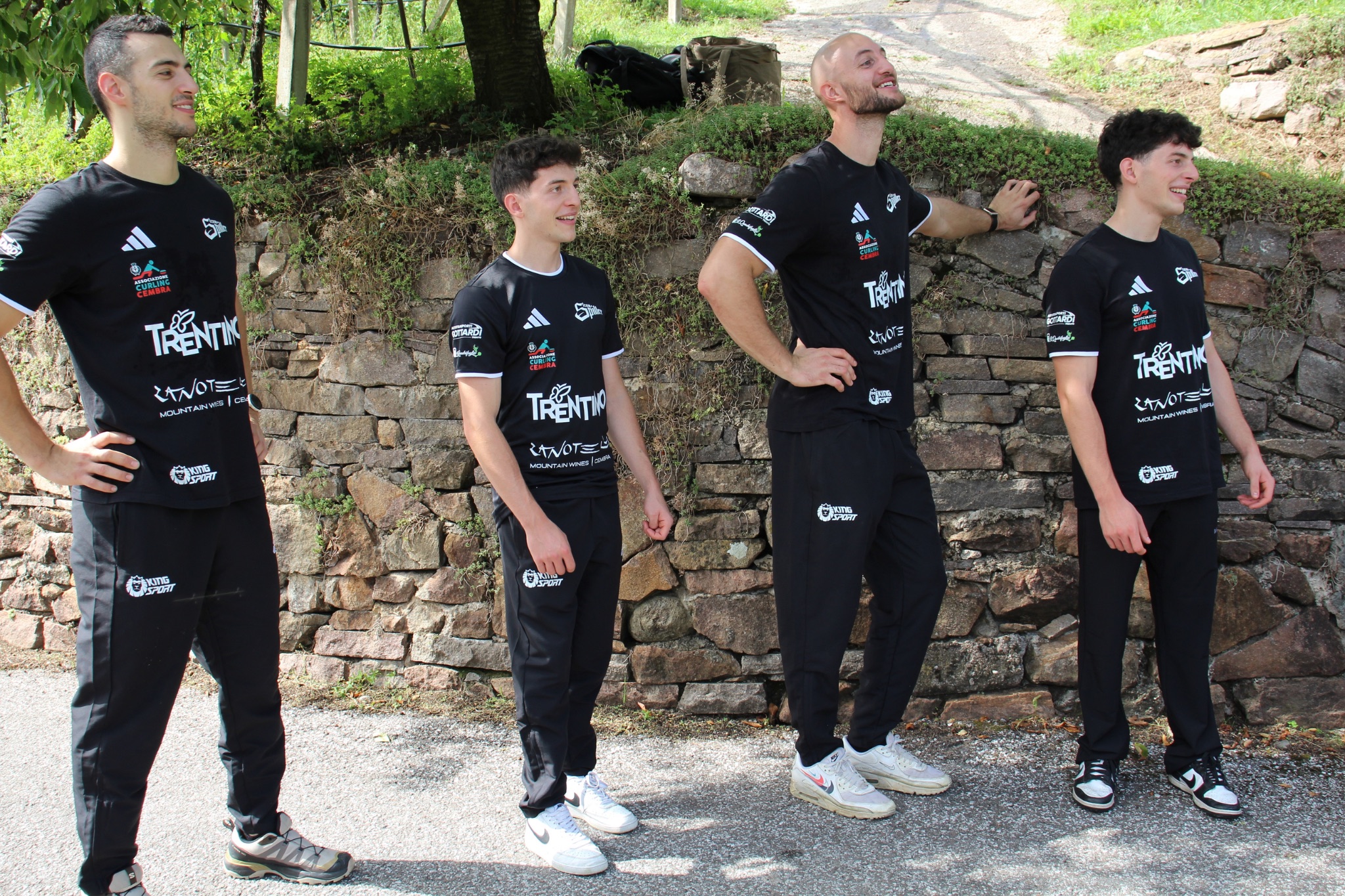 Il Team Spiller davanti a un muretto a secco